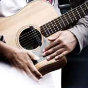 chitarra_ragazzo_universitario