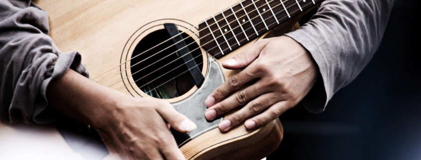 chitarra_ragazzo_universitario